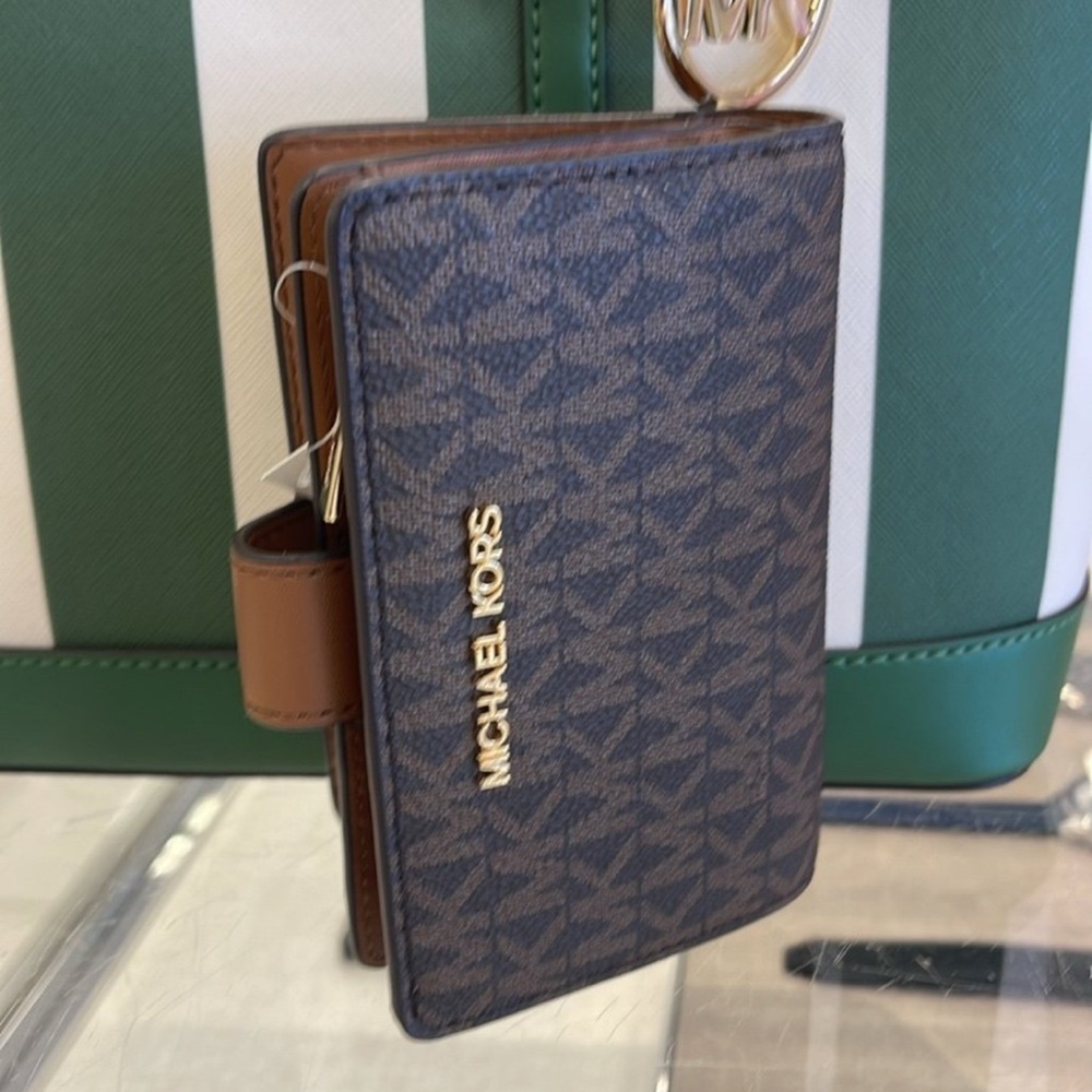 MICHAEL KORS
Jet Set Travel Md Bifold Zip Signature Logo Wallet
Brown Sign
NWT - Picture 11 of 12